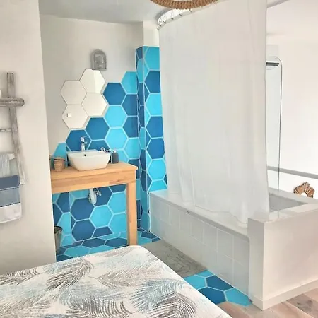 Modern Loft, Beautiful Views, Pool, Quiet Getaway! Apartment