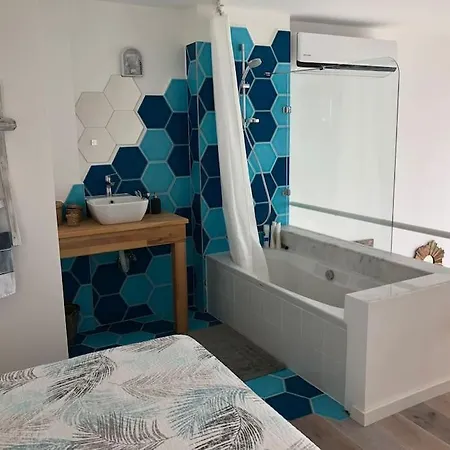Modern Loft, Beautiful Views, Pool, Quiet Getaway! Apartment *