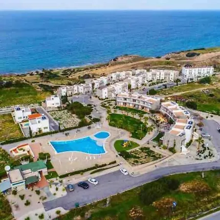 Apartment Modern Loft, Beautiful Views, Pool, Quiet Getaway! Kalogrea