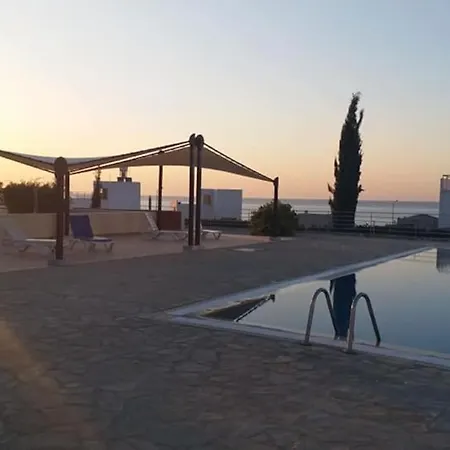Apartment Modern Loft, Beautiful Views, Pool, Quiet Getaway!