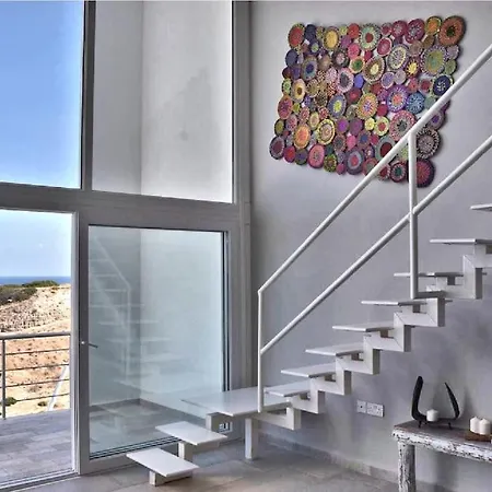 Modern Loft, Beautiful Views, Pool, Quiet Getaway! Apartment