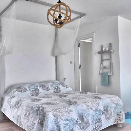 Apartment Modern Loft, Beautiful Views, Pool, Quiet Getaway! Kalogrea